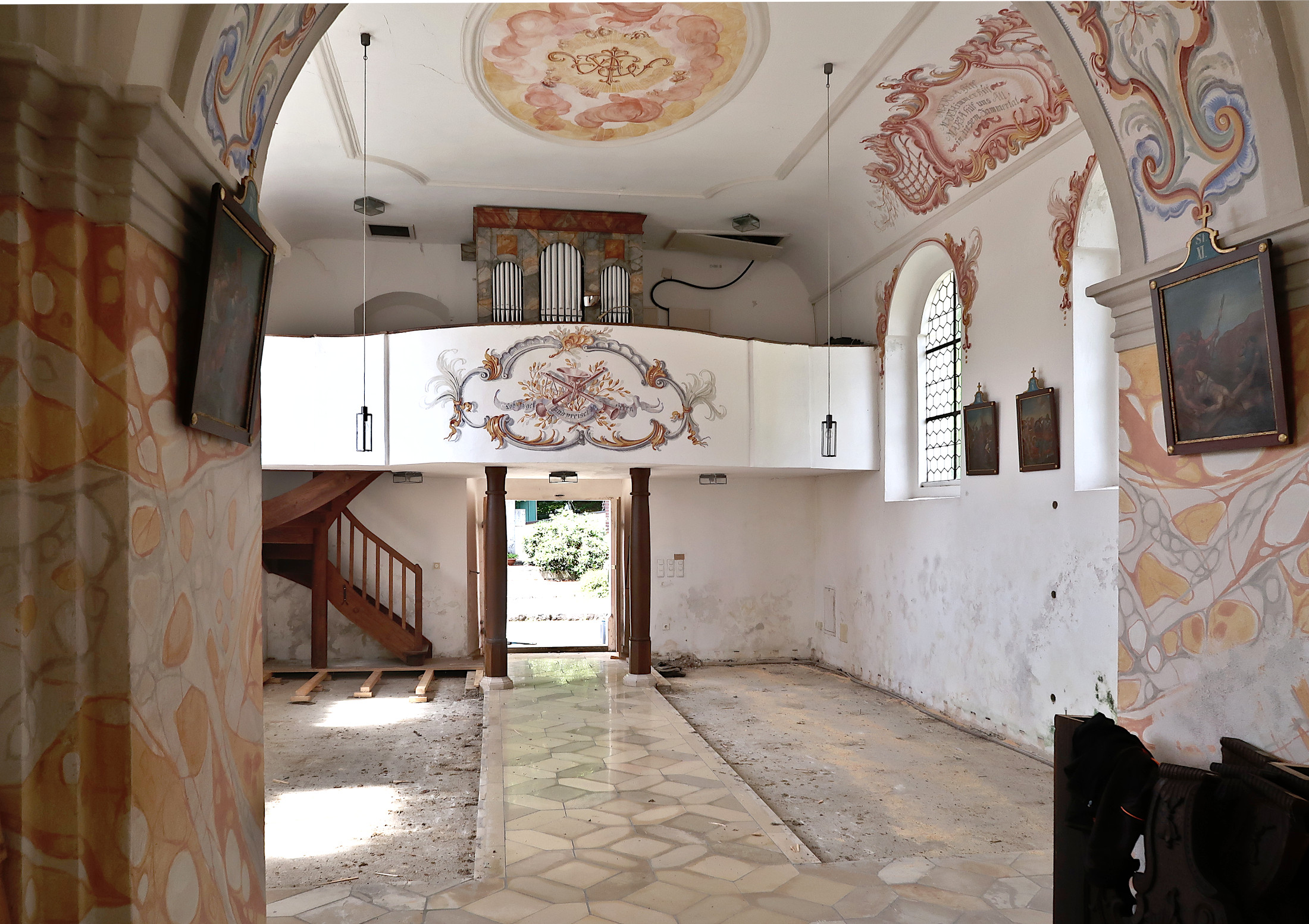 image Kirche ohne Holzboden